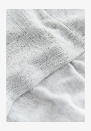 Lichtgrijs gebreide stof met een gestructureerd patroon, voorzien van verticale strepen en kleine decoratieve gaatjes door het hele oppervlak. Zachte, gladde textuur.