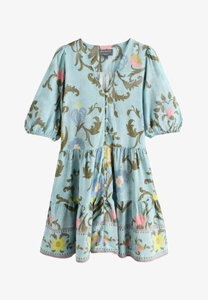 Hellblaues Hemdkleid mit Puffärmeln und einem Blumenmuster in Rosa-, Gelb-, Blau- und Grüntönen, Stufenrock und rundem Ausschnitt.