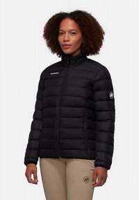 Veste matelassée noire avec col montant, fermeture éclair devant, et logo. Conception matelassée horizontale et deux poches latérales pour plus de fonctionnalité.