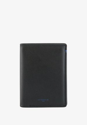 Billetera de cuero negro con una textura suave, con costuras azules y relieve. Forma rectangular compacta para un fácil transporte.