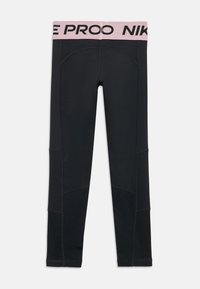 Čierne legíny vyrobené z elastického materiálu so širokým ružovým pásom, na ktorom je čierny text "NIKE PRO". Obsahujú ploché švy a prispôsobený strih.