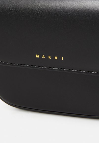 Zwarte leren tas met een gladde textuur, met een reliëf goudkleurig "MARNI" logo. Eenvoudig, rechthoekig ontwerp met tonale stiksels.