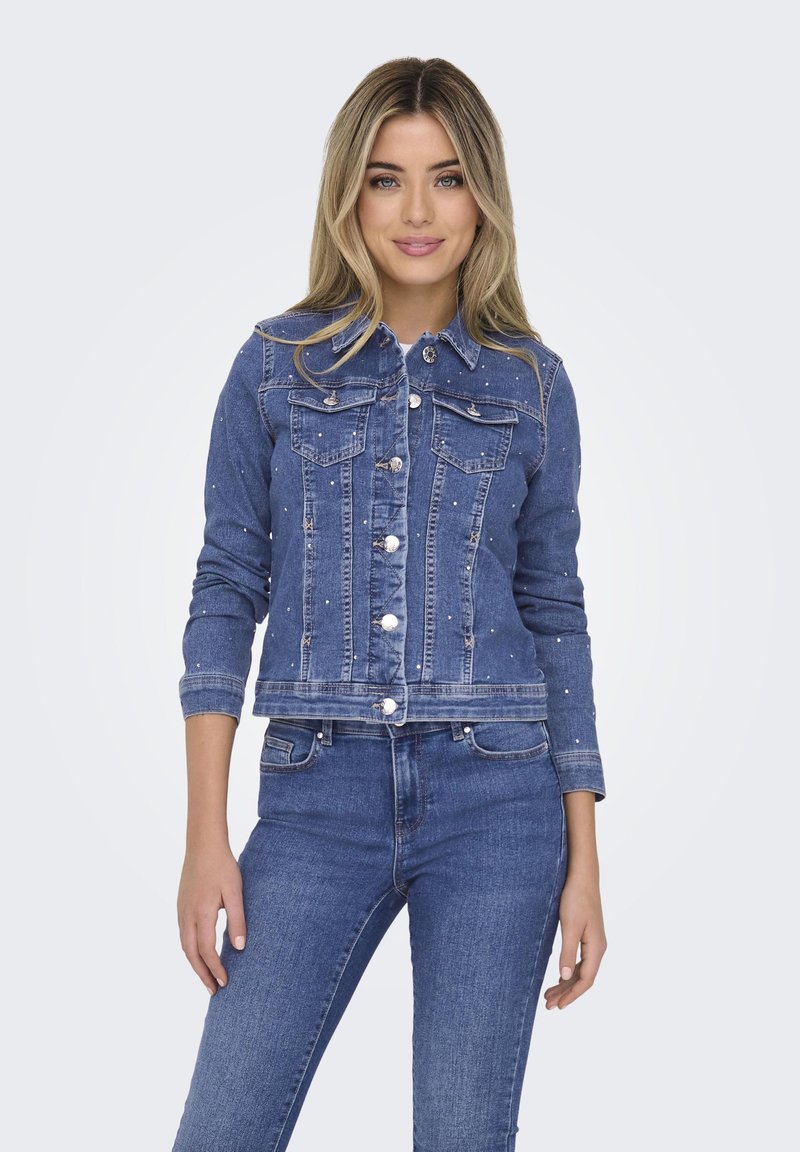 Denim jakna v srednje modri barvi z gumbom spredaj, dvema žepoma na prsih in okrašena s srebrnimi bleščicami. Prileganje z dolgimi rokavi.
