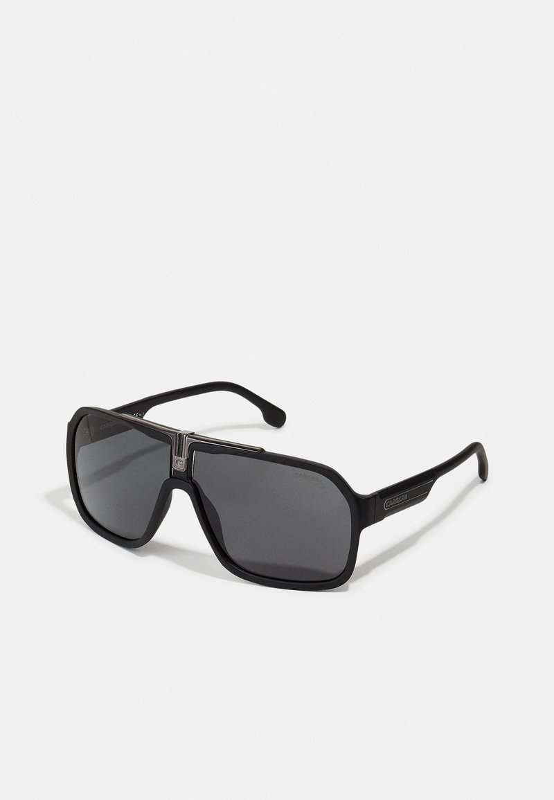 Ochelari de soare supradimensionați, negri, cu finisaj mat, lentile rectangulare, detalii metalice pe punte și brațe groase cu branding.