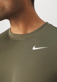 Nike Performance TEE RESET - Langarmshirt - medium olive