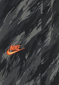 Nike sportkläder med ett svart och grått kamouflagemönster; har en broderad orange logotyp; texturerat tyg, smal design.