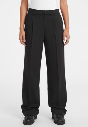 Pantaloni a gamba larga neri con vita alta, dotati di pieghe frontali, tasche laterali e chiusura con bottone. Realizzati in un tessuto liscio e intrecciato.