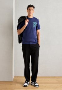 Scotch & Soda REGULAR FIT LEFT CHEST LOGO - Potiskana majica - peacoat