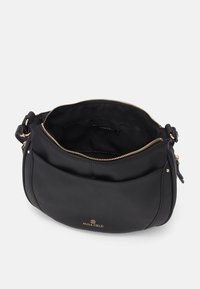 Borsa a tracolla in pelle nera con zip dorata, forma arrotondata e tasca frontale. Interno foderato in tessuto, presenta un'etichetta all'interno.