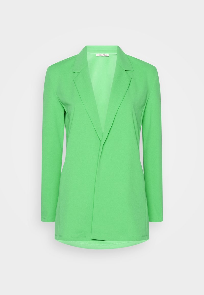 Blazer vert à manches longues avec un revers cranté, en tissu lisse ; présente un ourlet légèrement courbé et un design minimaliste.