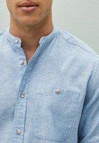 Next LINEN BLEND ROLL SLEEVE SHIRT WITH GRANDAD COLLAR - Košile - light blue