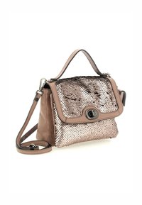 Piccola borsa a tracolla in pelle rosa e tessuto con paillettes, con una forma strutturata, tracolla rimovibile e chiusura a pattina con un gancio nero.