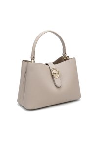Borsa a mano in pelle beige con una forma strutturata, manico rotondo e dettaglio di chiusura in tonalità oro. La finitura texturizzata aggiunge interesse visivo.