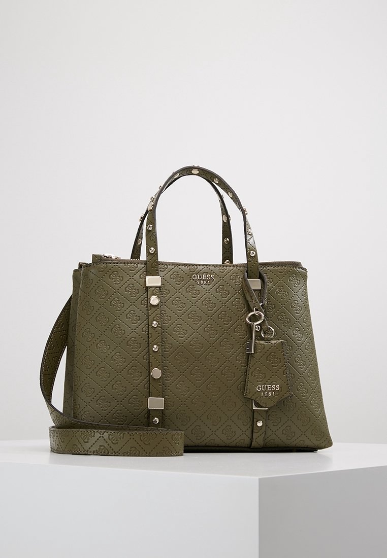 Olivengrønt håndtaske lavet af struktureret materiale, med sølvfarvet hardware, en aftagelig rem og en logo charm. Firkantet bund, struktureret design.