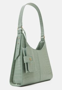 Borsa a tracolla in pelle stampa coccodrillo di colore verde menta, con tasca a scomparsa e dettagli in oro. Inclusa tracolla regolabile.