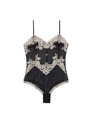 Sort gennemsigtig blondebody med beige blomsterbroderi, tynde skulderstropper og bølgede kanter, designet til intimt brug.