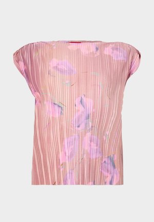 Faltentop aus weichem pinkfarbenem Stoff mit floralen Mustern in lila und grünen Tönen. Verfügt über weite Ärmel und einen runden Halsausschnitt.