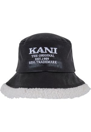 Sort bucket hat lavet af kunstlæder med en hvid fleece-brim. Har broderet hvid tekst, der siger "KANI THE ORIGINAL EST. 1989."