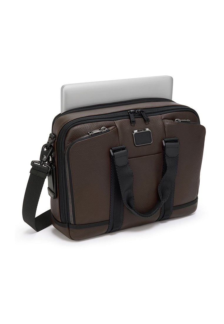 Bruine leren laptoptas met zwarte accenten; beschikt over twee handvatten bovenaan, een afneembare schouderriem en meerdere ritscompartimenten.