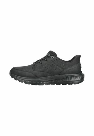 Schwarzer Low-Top-Sneaker mit Schnürung vorne, strukturierter Sohle und gepolstertem Kragen, entworfen für den Freizeit- oder sportlichen Gebrauch.