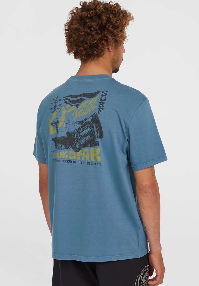 Korte mouwen, blauwe katoenen T-shirt met een grafiek van een surfplank en tekst op de achterkant. Het ontwerp bevat gele en zwarte accenten.
