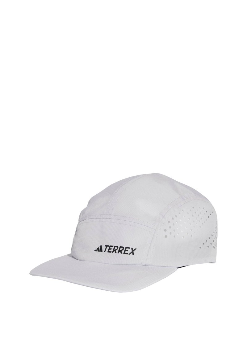 Hvit Terrex caps laget av lett stoff, med en strukturert design, krum brem og perforerte sidepaneler for ventilasjon.
