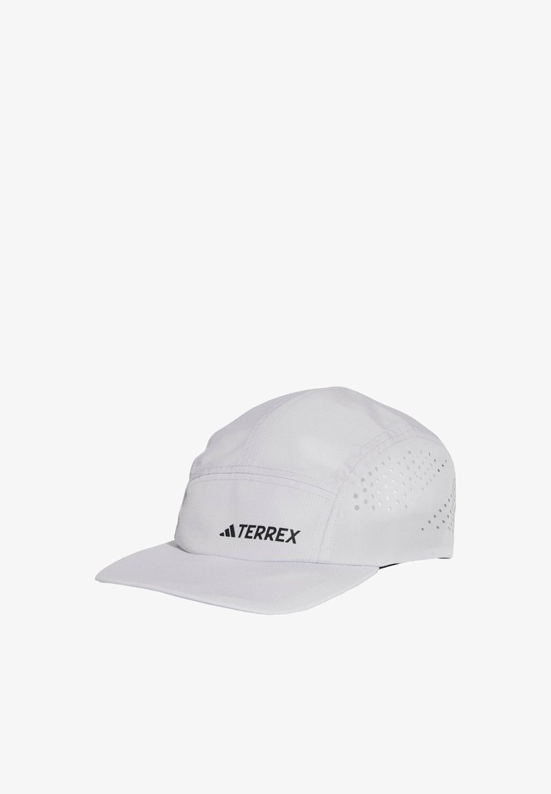 Boné branco Terrex feito de tecido leve, apresentando um design estruturado, aba curva e painéis laterais perfurados para ventilação.