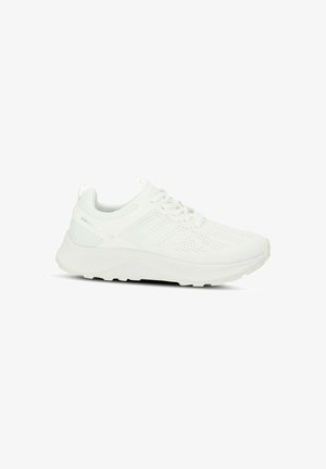 Weißer Sportschuh mit strukturiertem Obermaterial und Mesh-Einsätzen, Schnürdesign, gepolsterter Sohle und dezentem Branding an der Ferse.