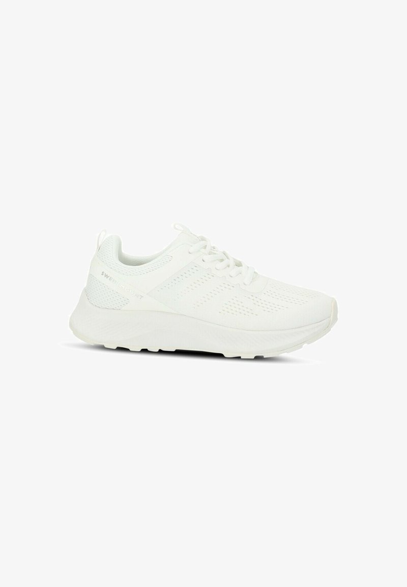 Valkoinen urheilukenkä, jossa on tekstuuroitu yläosa ja verkkopaneelit, nauhakiinnitys, pehmustettu pohja ja hillitty brändäys kannassa.