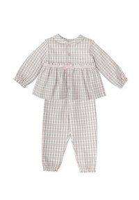 Conjunto de pijama de dos piezas a cuadros en suave algodón. Gris claro con detalles en rosa, que cuenta con un cuello, botones en la parte delantera y puños y tobillos elásticos.