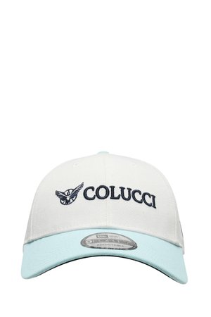 Casquette de baseball blanche et bleu clair avec un logo Colucci noir et un autocollant de bande ajustable sur la visière avant.
