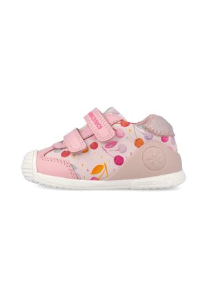 Zapatilla rosa para niño pequeño con estampado de frutas coloridas, dos tiras de velcro, puntera redonda de goma blanca y suela acolchada.