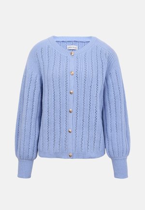 Cardigan bleu clair tricoté avec des motifs en dentelle verticale, col rond, manches ballon, poignets côtelés et six boutons dorés sur le devant.