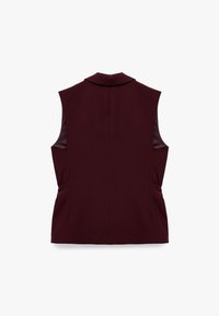 Burgunderfarbene ärmellose Weste mit Kragen, aus glattem Stoff, mit seitlichen Taschen und sichtbaren Nähten auf der Rückseite. Einfaches und elegantes Design.