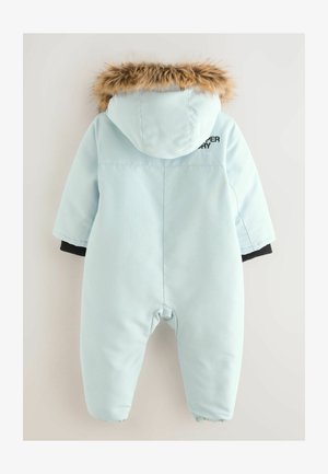 Bledomodrá detská snehová kombinéza s kapucňou lemovanou kožušinou, čiernymi manžetami a logom na zadnej strane. Vyrobená z hladkého, vodeodolného materiálu.