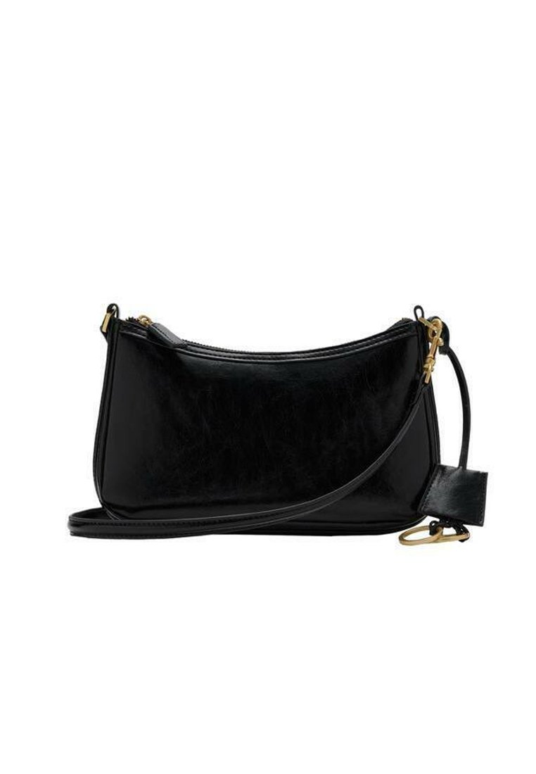Sort læderhåndtaske med en glat tekstur, buet form, guldfarvede detaljer, lynlås lukning og en aftagelig skulderrem.