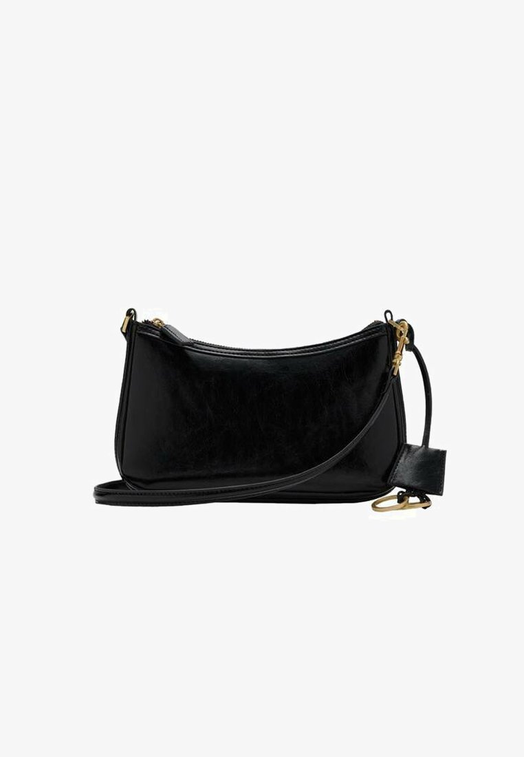 Crna kožna torba s glatkom teksturom, zakrivljenim oblikom, zlatnim detaljima, zatvaranjem na zip i uklonjivom naramenicom.