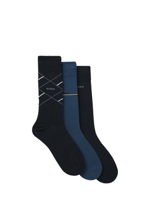 Tre paia di calzini: uno blu scuro con un motivo a rombi, uno blu scuro uniforme e uno blu navy uniforme. Tutti presentano l'etichetta "BOSS."