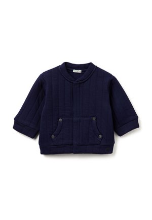 Marineblau gesteppte Kinderjacke mit Druckknopf-Fronttaschen und langen Ärmeln, flach auf einem weißen Hintergrund ausgelegt.