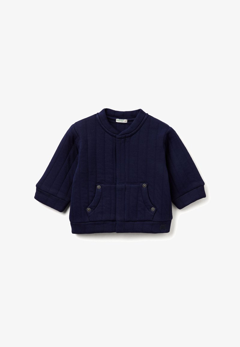 Marineblau gesteppte Kinderjacke mit Druckknopf-Fronttaschen und langen Ärmeln, flach auf einem weißen Hintergrund ausgelegt.