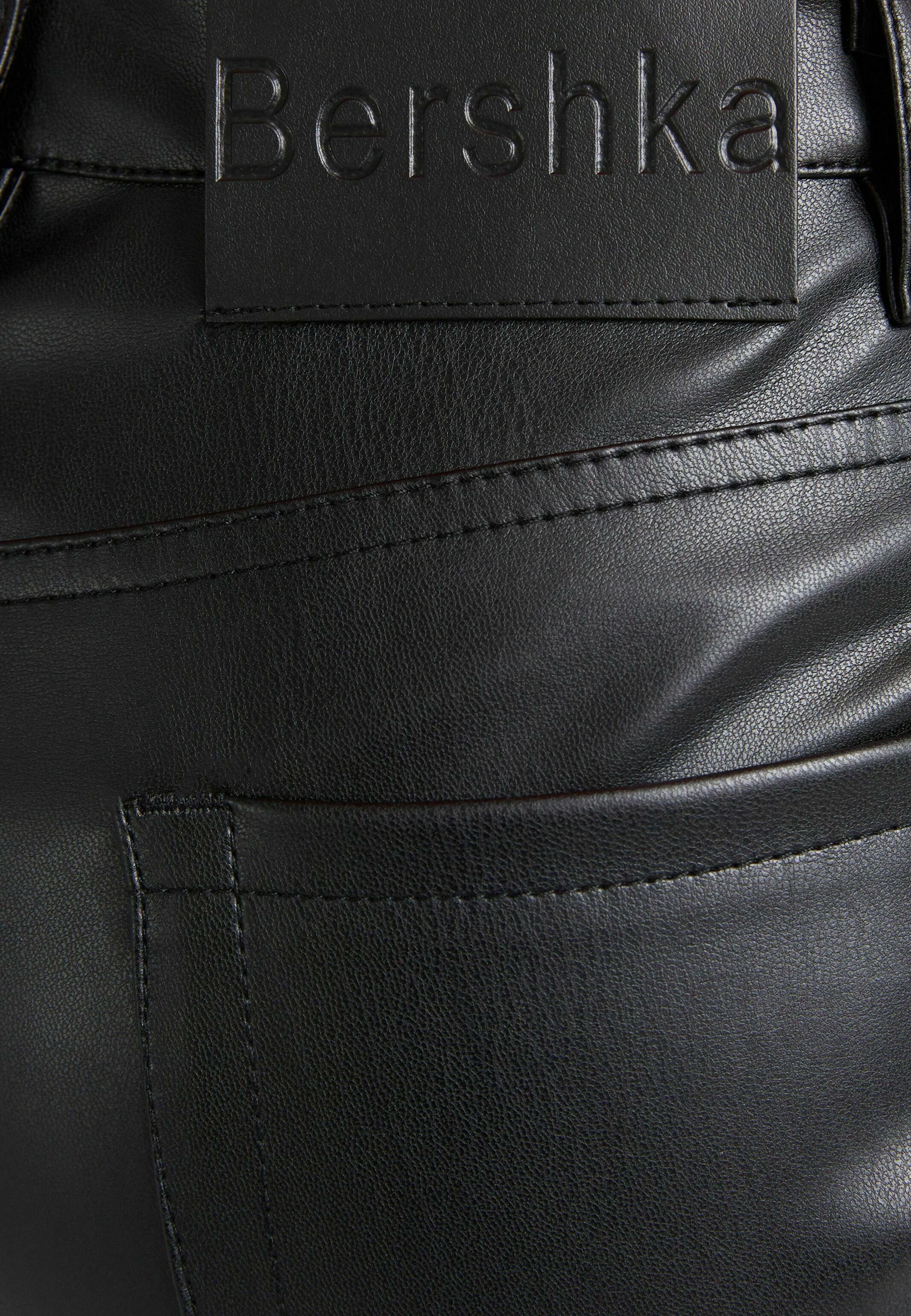 Bershka FLARE-FAUX LEATHER - Pantalon 