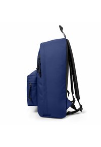 Mochila de color azul marino con forma rectangular, que presenta un bolsillo lateral y correas negras ajustables. Fabricada con tela texturizada y cremalleras.