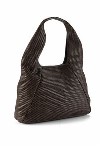 Borsa a tracolla in pelle intrecciata marrone scuro con una tracolla larga e corpo morbido e strutturato su sfondo bianco.