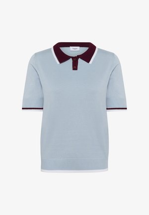 Helles blaues Poloshirt aus Strickstoff, mit einem kastanienbraunen Kragen und Ärmelsäumen mit weißen Akzenten, zwei Knöpfe vorne.