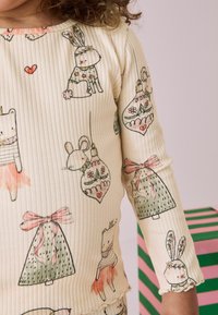 Next LONG SLEEVE REGULAR FIT SET - Tamprės – kelnės - cream christmas bunny characters
