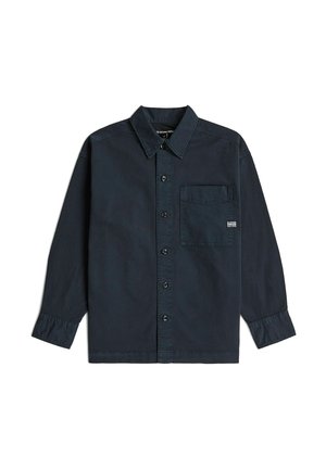 Chemise bleu foncé à manches longues, boutonnée, avec col et poche poitrine arborant une petite étiquette blanche sur le côté droit.