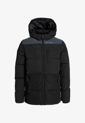 Sort pufferjakke med aftagelig hætte, der har en grå skulderpanel, lynlås foran og sidelommer samt ribbede manchetter.