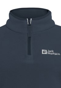 Pullover in pile blu navy con zip a metà, dotato di colletto rialzato, caratterizzato da una sottile trama e un logo bianco di Jack Wolfskin sul lato sinistro del petto.