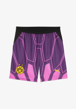 Lila und pinke Sports-Shorts mit geometrischem Muster und schwarzem Bund, gelbe Borussia Dortmund- und Puma-Logos vorne.