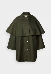 Casaco verde-oliva resistente à água com design largo e em camadas na capa, mangas largas, dois bolsos frontais e fecho frontal com botões de pressão.